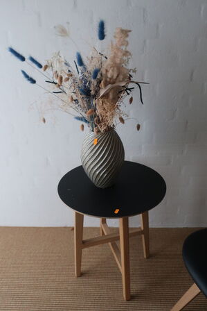 Sidebord samt vase 