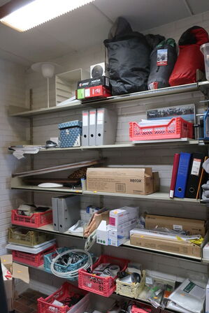 Soveposer, kontorinventar, scannere m.v. 