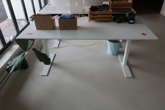 El. hæve/sænke skrivebord BRÄUNER uden indhold