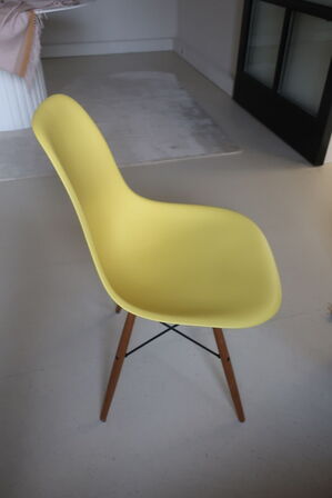 Spisebordsstol VITRA Eames DSW