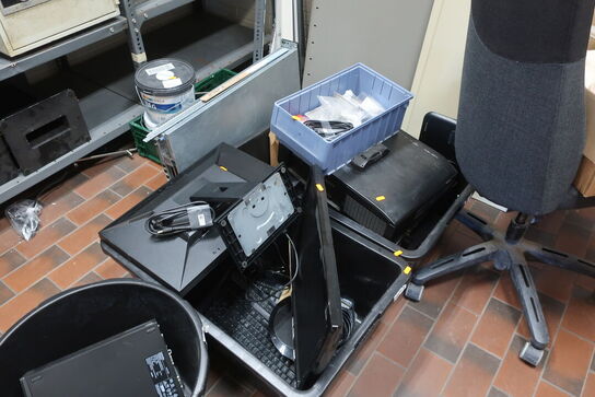 Diverse monitorer samt IT-udstyr