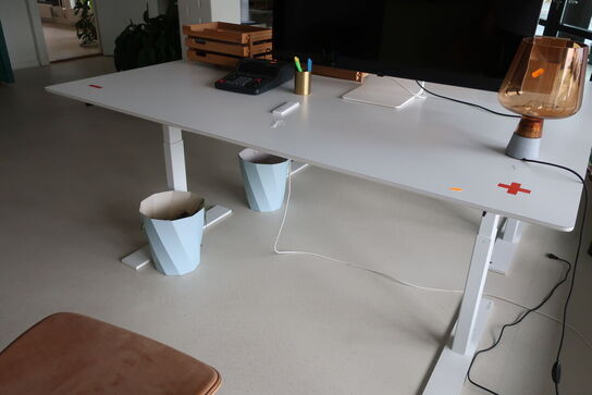 El. hæve/sænke skrivebord BRÄUNER uden indhold