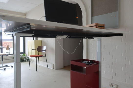 El. hæve/sænke skrivebord BRÄUNER uden indhold