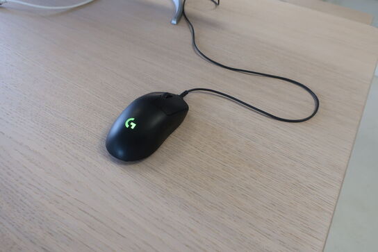 Monitor 32" LG 32UP55NP - W samt mus LOGITECH 