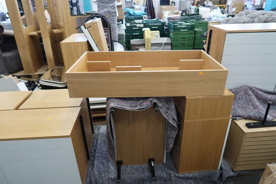 Reolsystem m. hylder, spejle og skabe