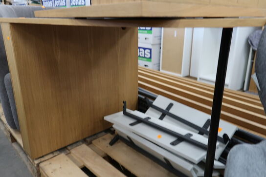 Vægmonteret skrivebord i egefiner