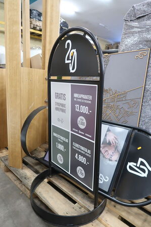 2 stk. Gadeskilte på fod