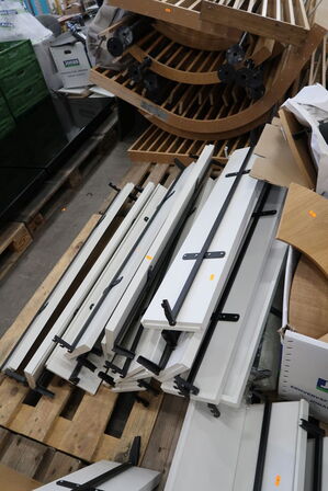 Reolsystem m. hylder, spejle og skabe