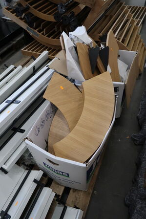 Reolsystem m. hylder, spejle og skabe