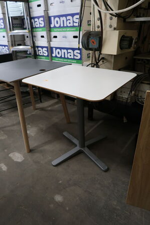 3 stk. borde og garderobereol