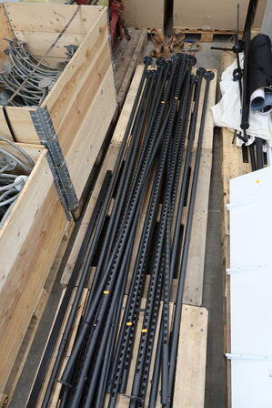 Reolsystem m. hylder, spejle og skabe