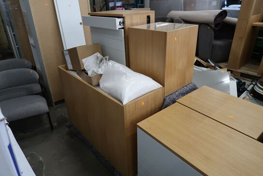 Reolsystem m. hylder, spejle og skabe