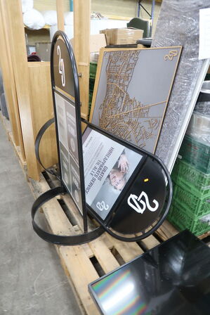 2 stk. Gadeskilte på fod