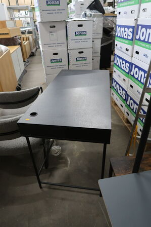 3 stk. borde og garderobereol