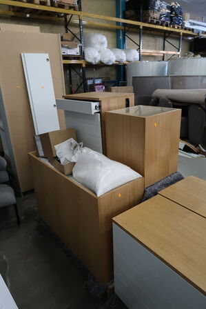 Reolsystem m. hylder, spejle og skabe