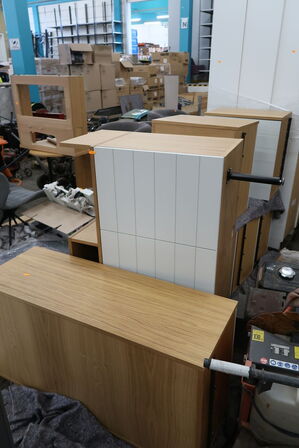 Reolsystem m. hylder, spejle og skabe