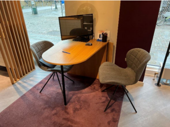 Vægmonteret skrivebord i egefiner