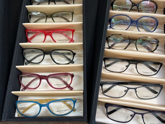 Ca. 29.000 stk. Dansk design brillestel by “Carlottas Village"