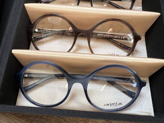 Ca. 29.000 stk. Dansk design brillestel by “Carlottas Village"