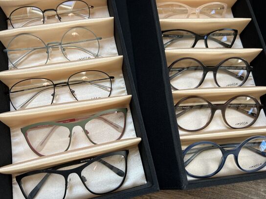 Ca. 29.000 stk. Dansk design brillestel by “Carlottas Village"