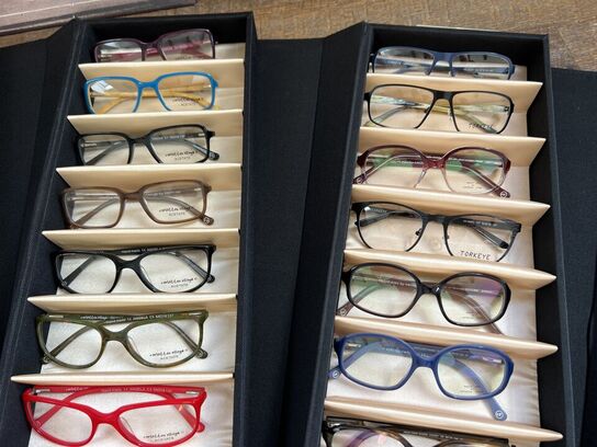 Ca. 29.000 stk. Dansk design brillestel by “Carlottas Village"