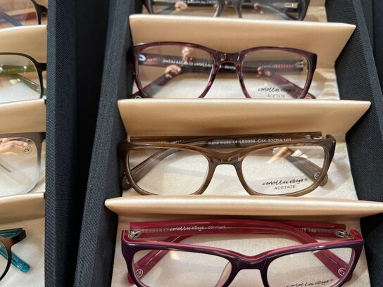 Ca. 29.000 stk. Dansk design brillestel by “Carlottas Village"