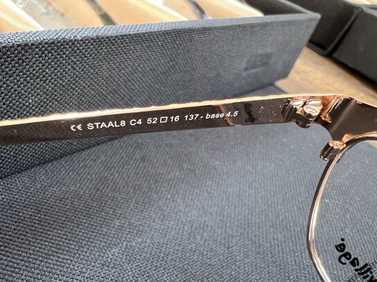 Ca. 29.000 stk. Dansk design brillestel by “Carlottas Village"