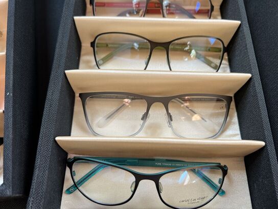 Ca. 29.000 stk. Dansk design brillestel by “Carlottas Village"