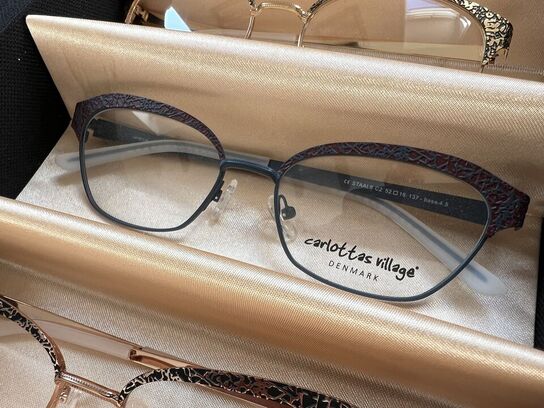 Ca. 29.000 stk. Dansk design brillestel by “Carlottas Village"