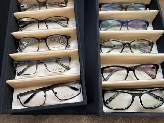 Ca. 29.000 stk. Dansk design brillestel by “Carlottas Village"