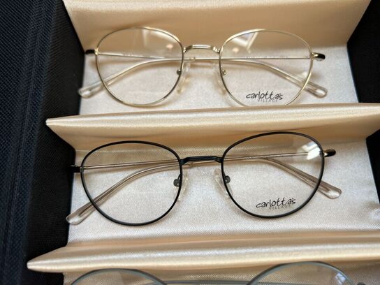 Ca. 29.000 stk. Dansk design brillestel by “Carlottas Village"