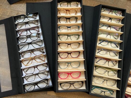 Ca. 29.000 stk. Dansk design brillestel by “Carlottas Village"