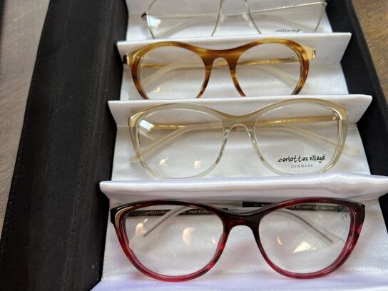 Ca. 29.000 stk. Dansk design brillestel by “Carlottas Village"