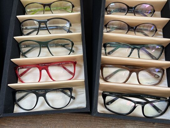 Ca. 29.000 stk. Dansk design brillestel by “Carlottas Village"