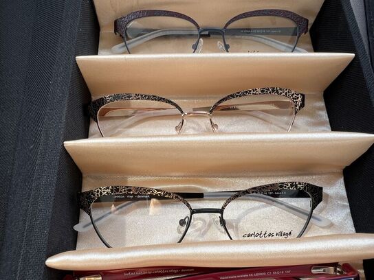 Ca. 29.000 stk. Dansk design brillestel by “Carlottas Village"