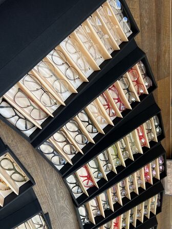 Ca. 29.000 stk. Dansk design brillestel by “Carlottas Village"