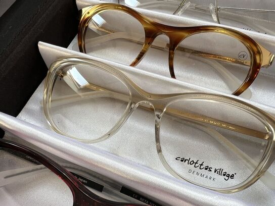 Ca. 29.000 stk. Dansk design brillestel by “Carlottas Village"