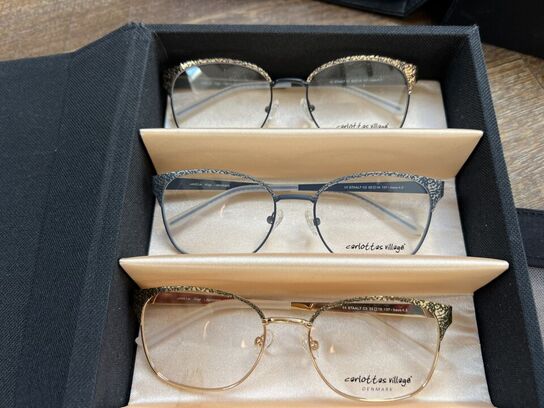 Ca. 29.000 stk. Dansk design brillestel by “Carlottas Village"