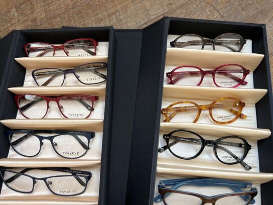 Ca. 29.000 stk. Dansk design brillestel by “Carlottas Village"