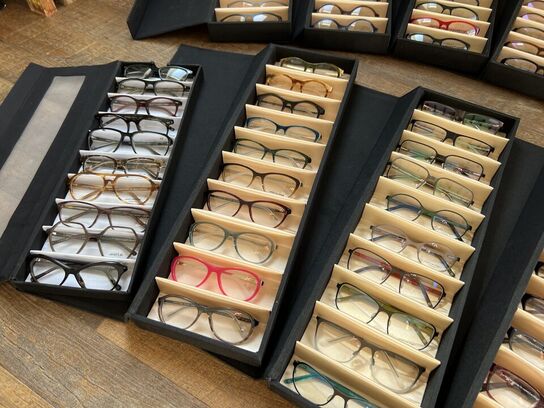 Ca. 29.000 stk. Dansk design brillestel by “Carlottas Village"