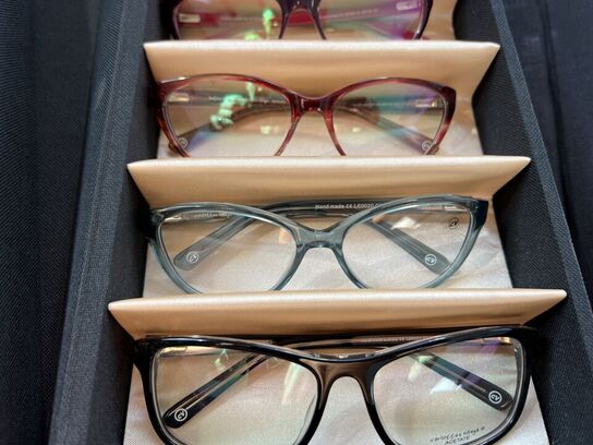 Ca. 29.000 stk. Dansk design brillestel by “Carlottas Village"