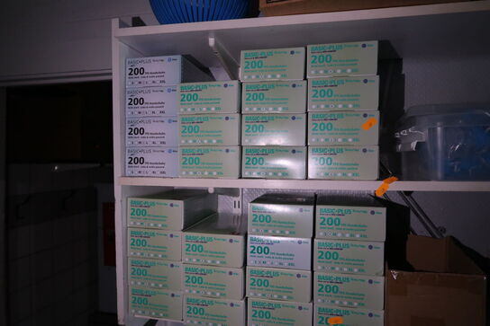 3 stk. hylder med div. Rengøringsmidler, engangshandsker m.m.