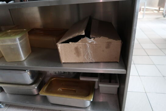 Rustfri stålbord med indhold (paninigrill medfølger ikke)