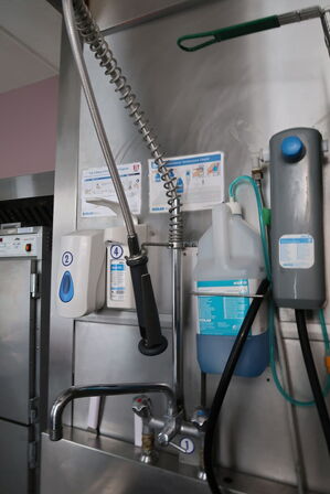 Rustfri stålvask med armatur