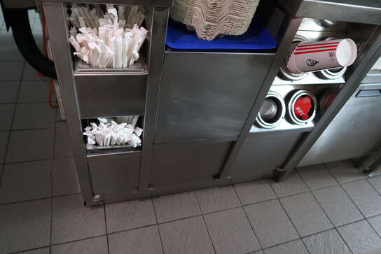 Rustfri stålbord med indhold (sodavandsdispenser medfølger ikke)