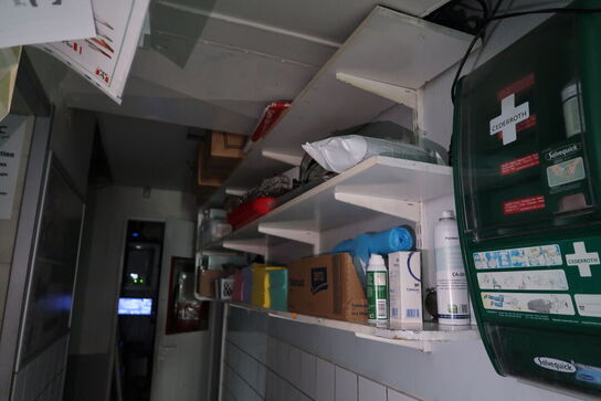 3 stk. hylder med div. Rengøringsmidler, engangshandsker m.m.