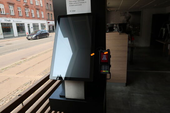 All-in-one touch computer ELO ESY22i5 med bonprinter (betalingsterminal medfølger ikke)