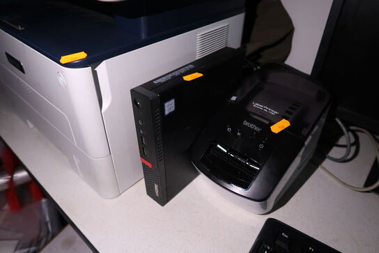 Computerskærm DELL, labelprinter, computer LENOVO, tastatur, mus m.m.