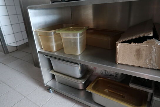 Rustfri stålbord med indhold (paninigrill medfølger ikke)