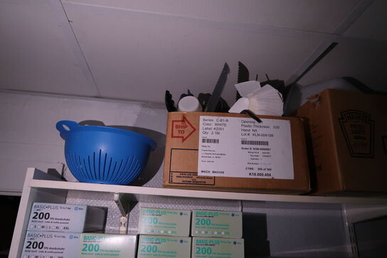 3 stk. hylder med div. Rengøringsmidler, engangshandsker m.m.